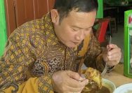 Bupati Lamongan Yuhronur Efendi menikmati menu spesial Soto kikil sapi di Warung Kikil Y2N Lamongan
