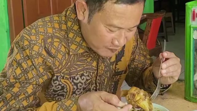 Bupati Lamongan Yuhronur Efendi menikmati menu spesial Soto kikil sapi di Warung Kikil Y2N Lamongan
