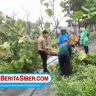 Anggota Polsek Deket, Bantu Warga Potong Pohon Tumbang dan Atur Lalulintas