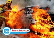 Diduga Akibat Korsleting, Mobil Pemudik Hangus Terbakar di Tol Jombang-Mojokerto