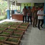 Dukung Ketahanan Pangan Melalui P2B, Kapolsek Pucuk Dampingi Kasat Binmas Polres Lamongan Penyaluran Bibit Tanaman ke Masyarakat