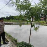 Patroli Polsek Lamongan Kota Cek dan Kontrol Debit Air Sungai Antisipasi Banjir Patroli Polsek Lamongan Kota Cek dan Kontrol Debit Air Sungai Antisipasi Banjir