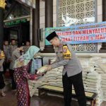 Serahkan Zakat Fitrah Anggota Polres Lamongan ke Panitia Masjid Al-Busrah, Ini Pesan Kapolres AKBP Bobby Serahkan Zakat Fitrah Anggota Polres Lamongan ke Panitia Masjid Al-Busrah, Ini Pesan Kapolres AKBP Bobby