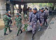 Hari ke-4 Pasca Banjir, TNI AL Terus Bantu Warga dan Sisir Sungai Cari Korban Hilang di Denpasar
