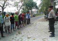 HUT TNI ke-80, Polsek Pucuk Lamongan Bersama TNI dan Warga Gelar Karya Bakti di Desa Wanar