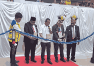 Menteri Bahlil Resmikan Pasar Rakyat Thumburuni Fakfak, Dorong KUR untuk Pedagang Lokal