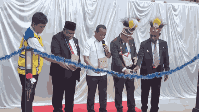 Menteri Bahlil Resmikan Pasar Rakyat Thumburuni Fakfak, Dorong KUR untuk Pedagang Lokal