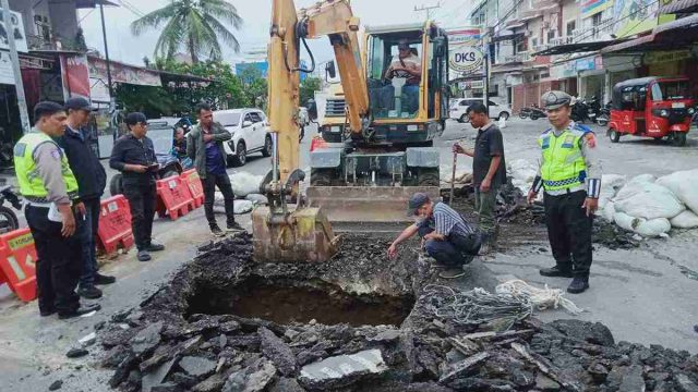Sat Lantas Polres Pematangsiantar Survey Perbaikan Jalan Rusak dan Amblas di Jalan Gereja