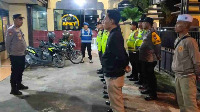Kapolsek Kembangbahu Pimpin Apel Siaga Antisipasi Anniversary Persela ke-59, Personel Disiagakan Penuh
