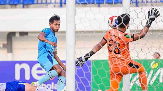Tampil Garang, Babak Pertama Persela Lamongan Unggul 3-1 atas Persipal Palu di Stadion Surajaya