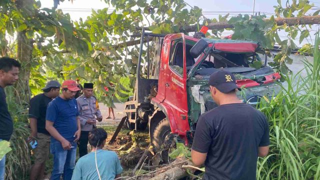 Diduga Sopir Ngantuk, Truk Tangki Hantam Pohon di Solokuro Lamongan
