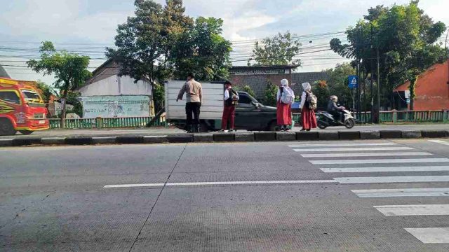 Polsek Pucuk Gelar Commander Wish Pengaturan Pagi, Kawal Pelajar dan Cegah Kemacetan