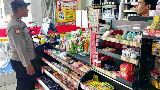 Polsek Pucuk Lamongan Patroli Objek Vital di Minimarket, Antisipasi Panic Buying dan Gangguan Kamtibmas