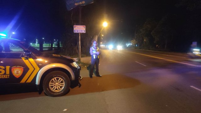 Polsek Deket Patroli Malam Antisipasi Balap Liar dan 3C, Siaga di Depan Stadion Surajaya Lamongan