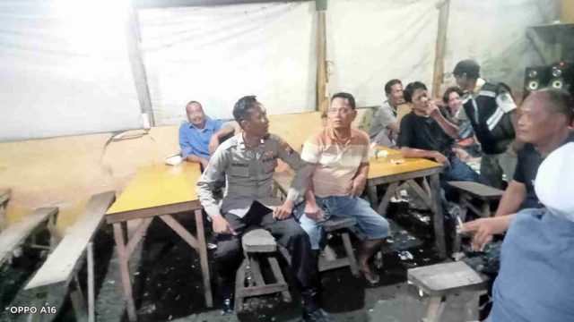 Polsek Deket Patroli Pemukiman Warga di Desa Rejosari, Sambangi Warkop dan Imbau Warga Hindari Pulang Larut Malam serta Judi Online