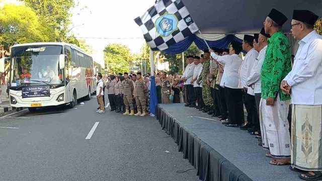 2.758 Jamaah Haji Lamongan Resmi Diberangkatkan Menuju Tanah Suci