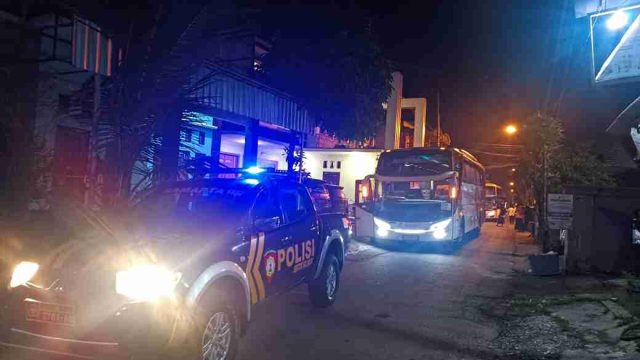 Polsek Solokuro Kawal Pemberangkatan Jemaah Haji Kloter 37 ke Asrama Haji Sukolilo Surabaya