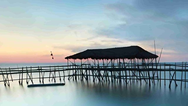 Temukan Surga Tersembunyi di Jawa Timur, Pesona Pantai Maldives Kemantren Lamongan Ini Bikin Susah Move On!