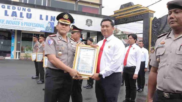 Kapolres Lamongan Beri Reward Anggota Berprestasi, Perkuat Kepercayaan Publik terhadap Polri