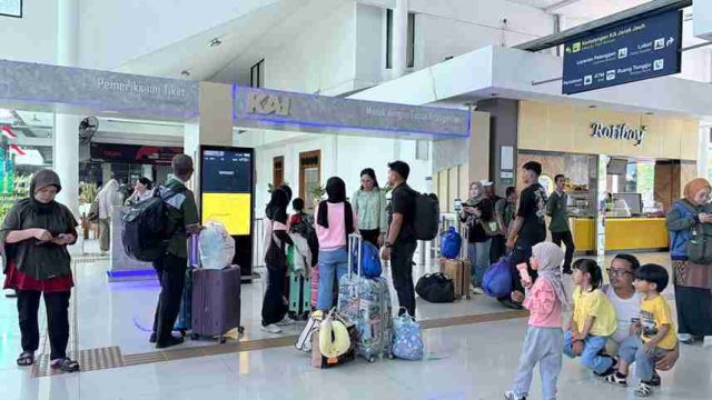 Libur Panjang Hari Buruh, Ribuan Penumpang Padati Kereta Api di Daop 8 Surabaya