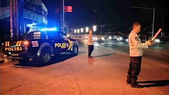 Polsek Deket Siaga di Pertigaan Deket, Antisipasi Kepulangan Suporter Persela Vs Deltras