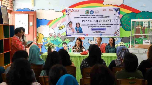 Ketua TP PKK Serahkan Bantuan Peralatan UMKM UP2K di Tomuan, KNPI Pematangsiantar Siap Kawal Program Pemko