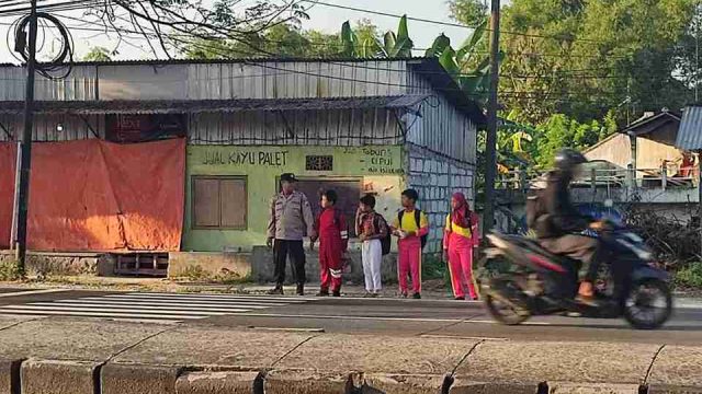 Hadirkan Pelayanan Prima, Polsek Pucuk Amankan Jalur Keberangkatan Siswa SD Waruwetan melalui Commander Wish
