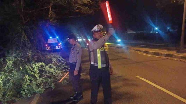 Respons Cepat Pohon Tumbang hingga Amankan Objek Vital, Polsek Lamongan Kota Gelar Patroli Malam Presisi