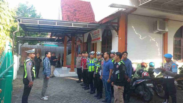 Jamin Keamanan Ibadah Kenaikan Isa Almasih, Polsek Lamongan Kota Gelar Sterilisasi dan Pengamanan Ketat di GKJW