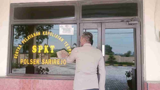 Tingkatkan Kenyamanan Pelayanan, Personel Polsek Sarirejo Kompak Bersihkan Mako dan Sterilisasi Ruangan