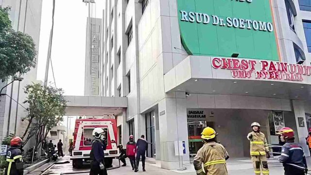 Gedung Jantung RSUD Dr Soetomo Terbakar: Satu Pasien ICU Tewas, Puluhan Pasien IGD Dievakuasi