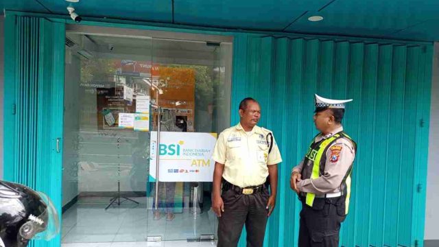 Hadirkan Rasa Aman Jelang Akhir Pekan, Polsek Lamongan Kota Gelar Patroli Perintis Presisi di Sejumlah Obyek Vital