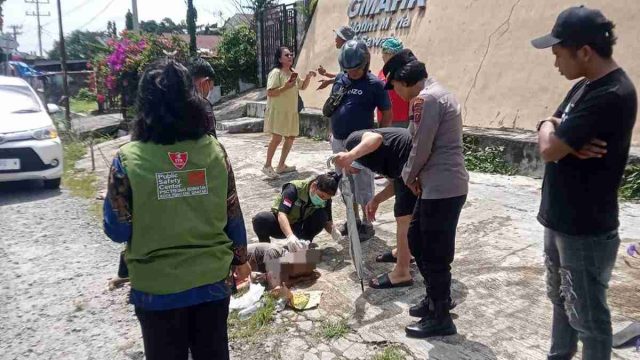Respons Cepat, Kapolsek Siantar Marihat Evakuasi Pria Diduga ODGJ yang Tergeletak Lemas di Jalan Parapat