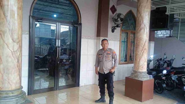 Wujudkan Toleransi dan Rasa Aman, Polsek Kembangbahu Laksanakan Pengamanan Ketat Ibadah Minggu di Gereja GKJW Desa Pelang