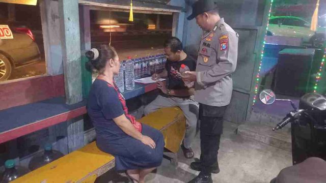 Polsek Lamongan Kota Amankan Puluhan Liter Arak dan Bir dalam Operasi KRYD Pengawasan Miras