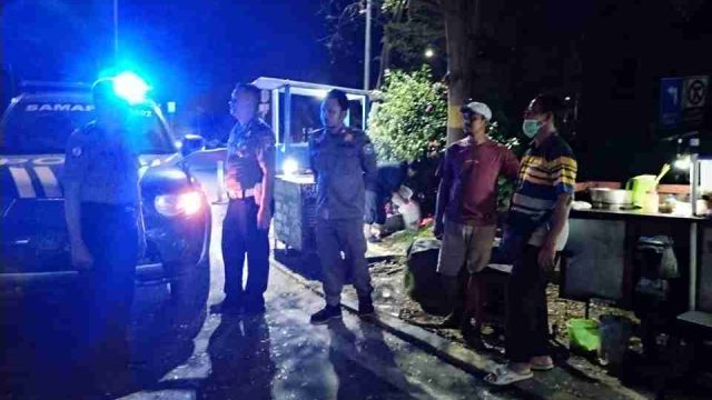 Antisipasi Risiko Kecelakaan, Aparat Gabungan Tertibkan Lapak PKL di Tepi Jalan