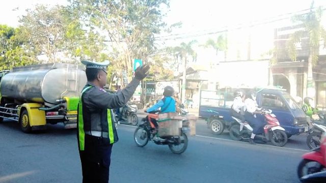 Commander Wish Pagi di Simpang Empat Pasar Sidoharjo, Polsek Lamongan Kota Pastikan Arus Lalu Lintas Aman dan Lancar