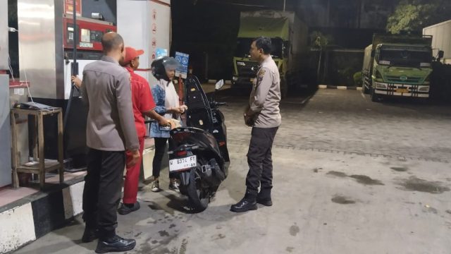 Antisipasi Kriminalitas Malam Hari, Polsek Deket Patroli SPBU Sekaligus Cek Ketersediaan Stok BBM