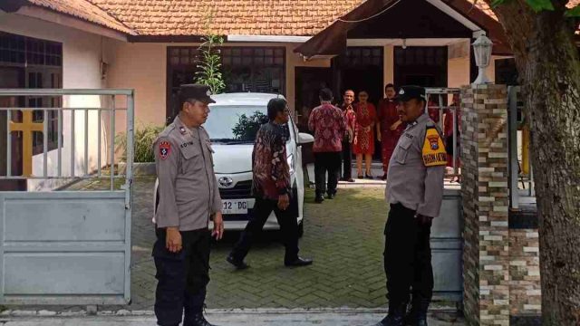 Polsek Karangbinangun Amankan Ibadah Minggu di GKI Bajem Windu, Jemaat Beribadah Dengan Aman dan Khidmat