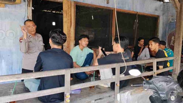 Patroli Humanis Polsek Deket di Jalur Lamongan–Gresik, Antisipasi Kriminalitas dan Edukasi Pemuda Jauhi Judi Online
