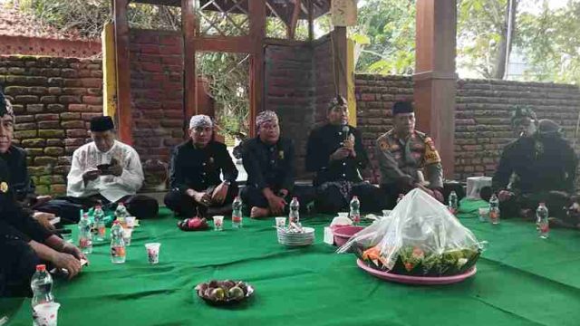 Bersama Forkopimcam, Kapolsek Deket Gelar Ziarah dan Tabur Bunga di Makam Syech Hisyamuddin dalam Peringatan Hari Jadi Lamongan ke-457
