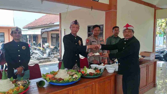 Polsek Karangbinangun Hadiri Upacara dan Tasyakuran Hari Jadi Lamongan ke-457 di Kecamatan Karangbinangun