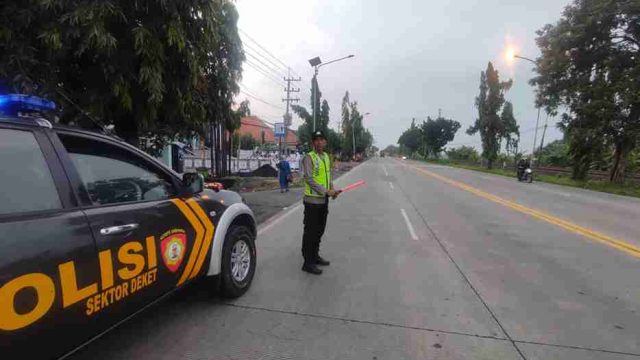 Petugas Jaga Polsek Deket Amankan Salat Iduladha di Masjid Muqqorobin 2, Bantu Jamaah Menyeberang di Jalan Raya