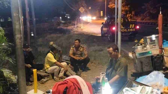 Polsek Deket Gelar Patroli Malam Dialogis di Jalur Poros dan Kawasan Pabrik, Ajak Masyarakat Segera Laporkan Kejahatan Melalui 110