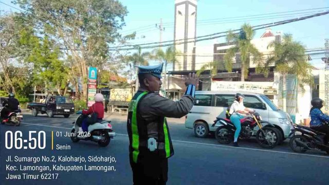 Commander Wish Pagi Polsek Lamongan Kota Hadir di Simpang Pasar Sidoharjo, Wujudkan Lalu Lintas Aman dan Lancar