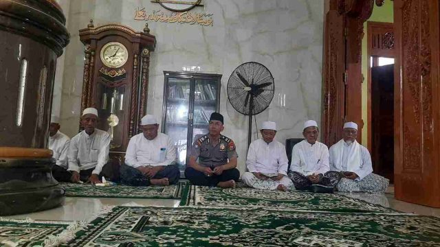 Polsek Solokuro Hadiri dan Amankan Pengajian Majelis Dzikir Maulidurrasul dan Haul Lisulthonil di Desa Dadapan