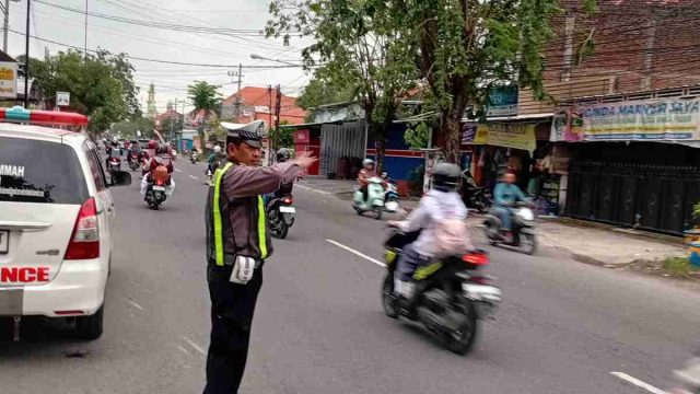 Polsek Lamongan Kota Gelar Commander Wish Pagi, Wujudkan Kamseltibcar Lalu Lintas di Kawasan Pusat Kota