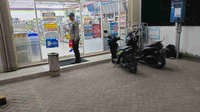 Patroli Malam di Indomaret, Polsek Pucuk Antisipasi Curanmor dan Jaga Kamtibmas Tetap Kondusif