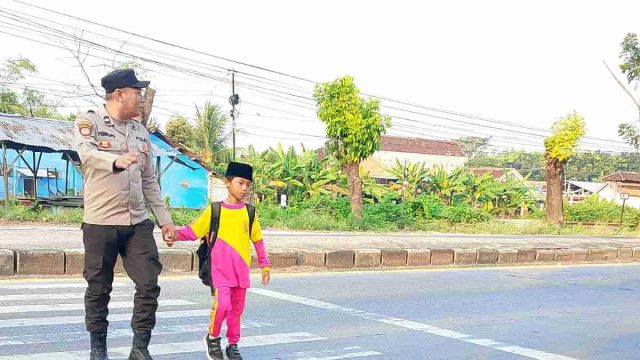 Commander Wish Polsek Pucuk Hadir di Depan SD Waruwetan, Wujudkan Keselamatan Pelajar dan Kelancaran Lalu Lintas