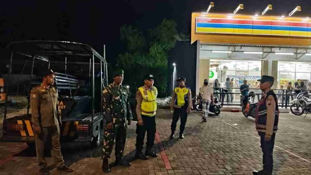 Perkuat Sinergitas dan Jaga Kondusivitas Wilayah, Polsek Deket Gelar Patroli Gabungan Tiga Pilar